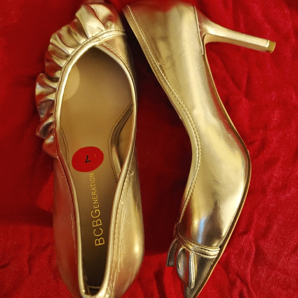 GOLD DRESS SHOES - SZ 7 WOMEN